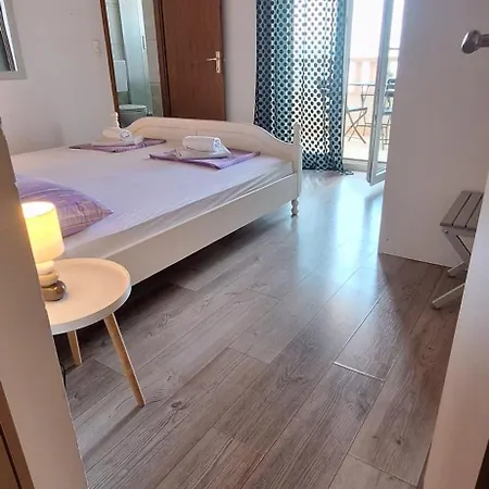 Nada, A6 , Glavica Apartment